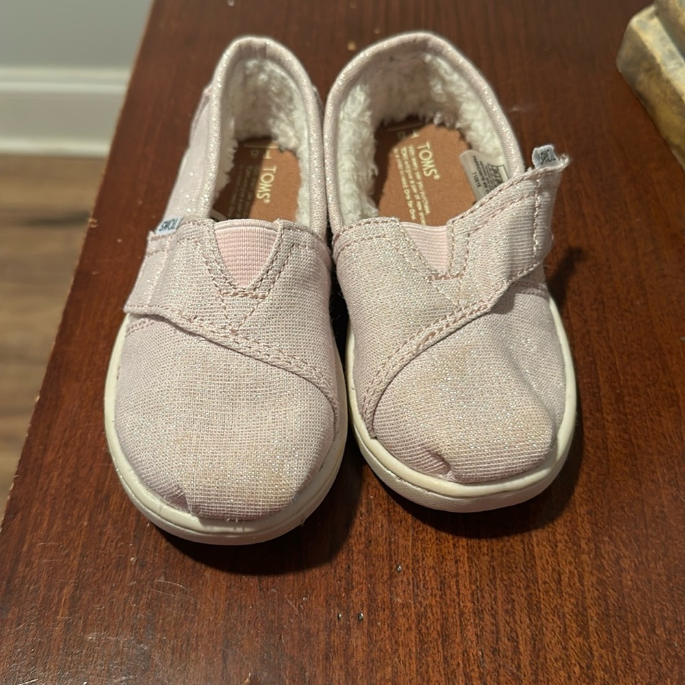 Toms pink toddler shoes with white furry lining